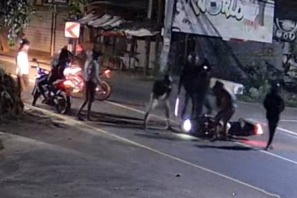 யாழில் மோட்டார் சைக்கிளை வீதியில் போட்டு உடைத்த கும்பல்! சி.சி.ரிவியில் சிக்கிய காட்சி | Jaffa Bike Attack Rowdy Gang Cctv Police யாழில் மோட்டார் சைக்கிளை வீதியில் போட்டு உடைத்த கும்பல்! சி.சி.ரிவியில் சிக்கிய காட்சி | Jaffa Bike Attack Rowdy Gang Cctv Police