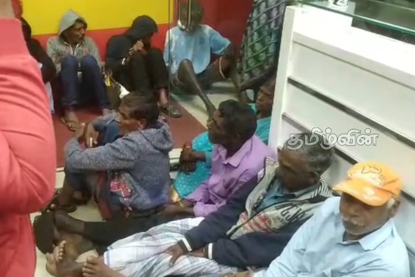 அஸ்வெசும கணக்கு திறப்பதற்கு வங்கியில் காத்திருக்கும் மக்கள்(Video) | People Residing Bank For Opening Ashwesuma Account
