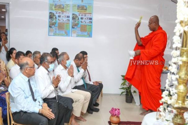ஜனாதிபதி நிதியத்தின் ஊழியர்களை ஆசிர்வாதித்த தேரர்! | Thera Blessed Employees Of The President S Fund