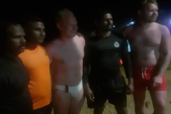 அலையில் இழுத்துச் செல்லப்பட்ட ரஷ்யர்கள் | Russians Swept Away By Tide