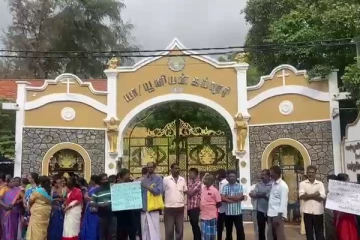 யாழில் ஆசிரியர் ஒருவருக்கு எதிராக போராட்டத்தில் ஈடுபட்ட பெற்றோர் (Photos)