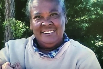 சவப்பெட்டிக்குள் எட்டி பார்த்த சகோதரிகளுக்கு காத்திருந்த அதிர்ச்சி... தாயின் உடையுடன் இருந்த வேறு உடல்!