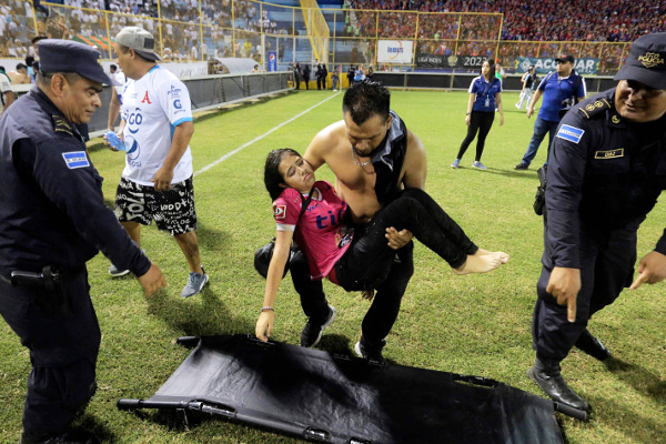 கால்பந்து மைதானகூட்டநெரிசலில் 12 பேர் உயிரிழப்பு | 12 Killed In El Salvador Football Stadium