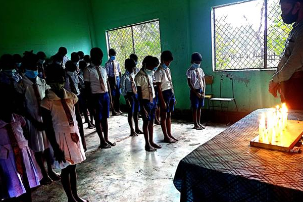 உயிரிழந்த மாணவர்களுக்கு அஞ்சலி செலுத்திய முல்லைத்தீவு மாணவர்கள்! | Mullaitivu Students Pay Tribute Deceased Students