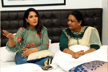 கீழே தள்ளிவிட்டு கொடூரமாக தாக்கிய வளர்ப்பு மகள்! நடிகை ஷகிலா பரபரப்பு புகார்