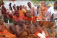 விகாரமாதேவி பூங்காவில் FOOT Massage செய்யும் தேரர்களை விரட்ட தயார் நிலையில் பொலிஸார்