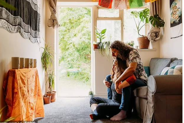 ஒரு மணிநேரம் கட்டிபிடிக்க 7000 ஆயிரமா? இளைஞரின் வினோத வைத்தியம் | Professional Cuddler Charges Rs 7000 For An Hour