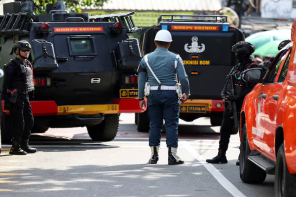 மசூதியில் தொழுகையின் போது திடீர் குண்டு வெடிப்பு: பள்ளி வளாகத்தில் பயங்கரம் | Explosion At Indonesia Jakarta Mosque மசூதியில் தொழுகையின் போது திடீர் குண்டு வெடிப்பு: பள்ளி வளாகத்தில் பயங்கரம் | Explosion At Indonesia Jakarta Mosque