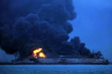 நடுக்கடலில் பற்றி எரிகிறதா ஈரானின் 3 கப்பல்கள் ? வளைகுடாவில் பரபரப்பு