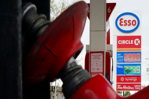 கனடாவில் அதிகரிக்கும் பெற்றோல் விலை | Ontario Gas Prices To Jump By 10 Cents