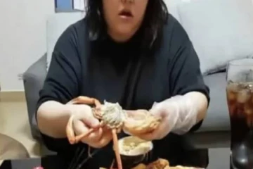 பெற்றோர் எச்சரித்தபோது... அளவுக்கு மீறி உணவை சாப்பிட்டு உயிரிழந்த பிரபல இளம்பெண்!