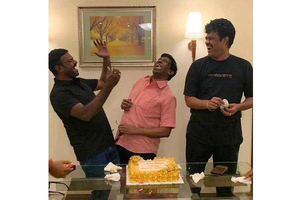 கேக் வெட்டி பிறந்தநாளை கொண்டாடிய நடிகர் வடிவேலு.. இணையத்தில் வைரலாகும் புகைப்படம்.. | Vadivelu Brithday