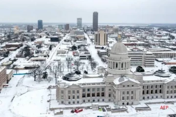 உயிர் கொல்லும் குளிர்... மின்வெட்டால் 600,000 பேர் அவதி: ஆயிரக்கணக்கான விமானங்கள் ரத்து