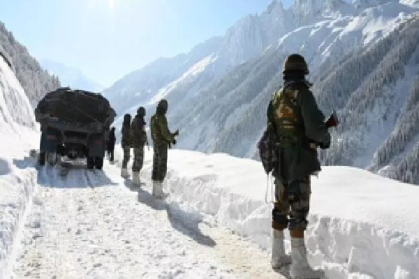 கட்டைகளுடன் எல்லை தாண்டிய சீன ராணுவம் .. வெறும் கையாலேயே துரத்தி அடித்த இந்திய வீரர்கள் | 300 Chinese Troops Spiked Clubs And Sticks