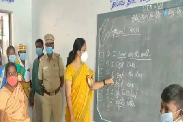 அரசுப்பள்ளியில் பாடம் எடுத்த கலெக்டர் - வியந்துபோன கிராம மக்கள்