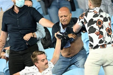 கொரோனா கட்டுப்பாடுகளுக்கு எதிர்ப்பு; மோதிக்கொண்ட பார்வையாளர்கள்