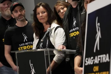 63 வருடங்களுக்குப் பின் மிகப்பெரிய வேலை நிறுத்தத்திற்கு தயாராகும் ஹாலிவுட்!