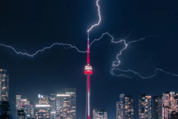 கனடாவில் உள்ள சி.என் கோபுரத்தை தாக்கிய மின்னல் : 8 லட்சம் பேர் தவிப்பு (உலக செய்திகளின் தொகுப்பு)