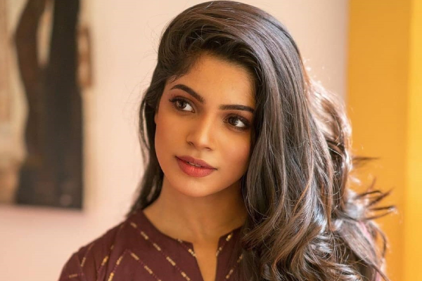 இப்படி ஒரு கிளாமரா! ட்ரான்ஸ்பரென்ட் ஆடையில் ரசிகர்களை உறையவைத்த ஜிவி பட நடிகை | Divya Bharathi Latest Hot Photoshoot