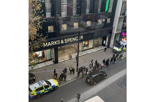 லண்டனில் உள்ள வீதியில் திடீரென குவிந்த ஆயுதமேந்திய பொலிஸார்! | Armed Police On The Streets Of London