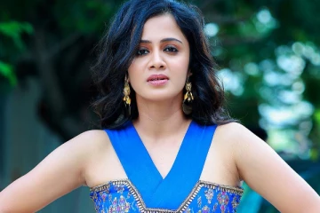 அப்படி போஸ் கொடுக்கும் அஞ்சனா.. அதையும் வீடியோ எடுத்து வெளியிட்ட கணவர்