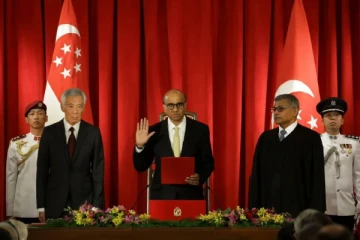 சிங்கப்பூர் ஜனாதிபதியாக பூர்வீக தமிழர் தர்மன் சண்முகரத்னம் பொறுப்பேற்பு