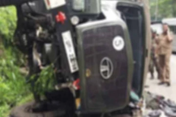 விபத்துக்குள்ளான இராணுவத்தின் கனரக வாகனம்: சாரதி கவலைக்கிடம்