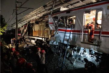 ඉන්දුනිසියාවේ දරුණු දුම්රිය අනතුරක් - 5ක් මරුට බෝහෝ පිරිසකට තුවාල