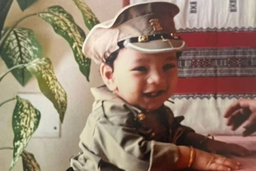 இந்த புகைப்படத்தில் போலீஸ் வேடத்தில் இருக்கும் இந்த சிறுவன் யார் தெரியுமா? அட இந்த நடிகரா