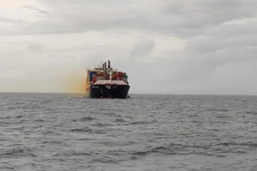 கொழும்பு துறைமுகத்தில் நங்கூரமிட்டிருந்த கப்பலில் தீ விபத்து