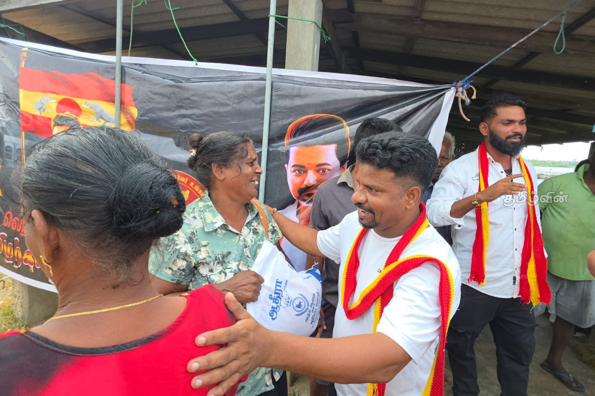 தவெக தலைவர் விஜய்க்கு கேக் வெட்டி கொண்டாட்டம் - மகிழ்ச்சியை வெளிப்படுத்திய இலங்கை மக்கள் | Cake Cutting Celebration For Tvk Vijay In Kinniya