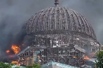 சரிந்து வீழ்ந்த பிரமாண்ட மசூதி; பரபரப்பை ஏற்படுத்திய வீடியோ!