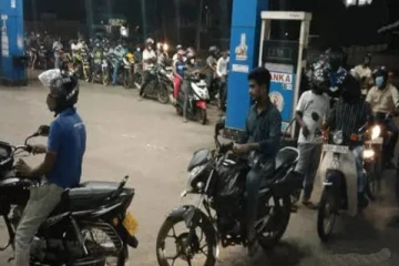 புத்தளத்தில் எரிபொருள் நிரப்பு நிலையத்தில் குவிந்த மக்கள் கூட்டம்!