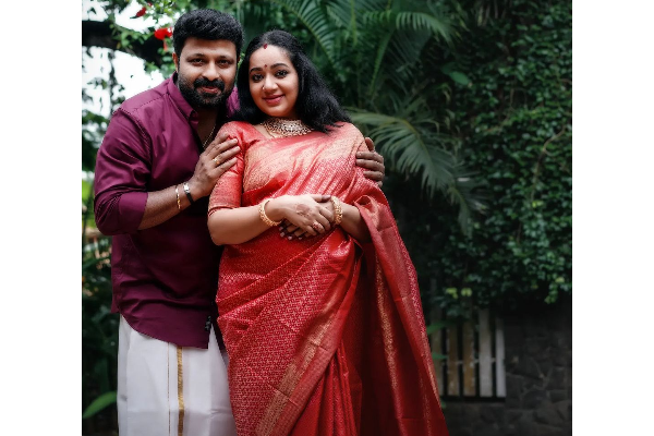 38 வயதில் காதல் திருமணம் செய்த பிரபல நடிகை...மகிழ்ச்சியின் உச்சத்தில் அழகிய ஜோடி சொன்ன குட் நியூஸ்! | Serial Actress Chandra Lakshman Confirms Pregnancy