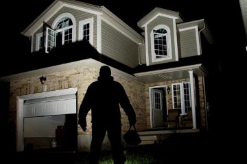 கோடீஸ்வரரின் வீட்டில் கைவரிசை ; தங்க பிஸ்கட்டுக்காக 22 கோடியை இழந்த சோகம்