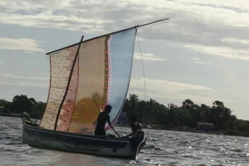 எரிபொருள் இல்லை; பழைய முறைக்கு மாறிய  கிளிநொச்சி மீனவர்கள்;பாய்மரத்தில்  பெட்சீட், சாறி!
