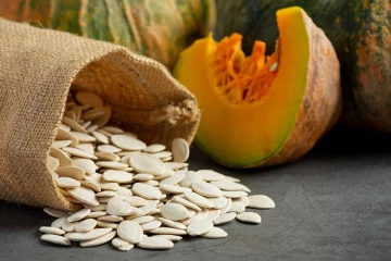 இனி பூசணி விதைகளை தூக்கி எறியாதீங்க! இந்த நன்மைகள் எல்லாம் வாரி வழங்குமாம்