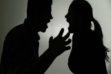 நீண்ட நேரம் செல்போனில் கடலை போட்ட மனைவி - ஆத்திரமடைந்த கணவர் செய்த பகீர் செயல்!