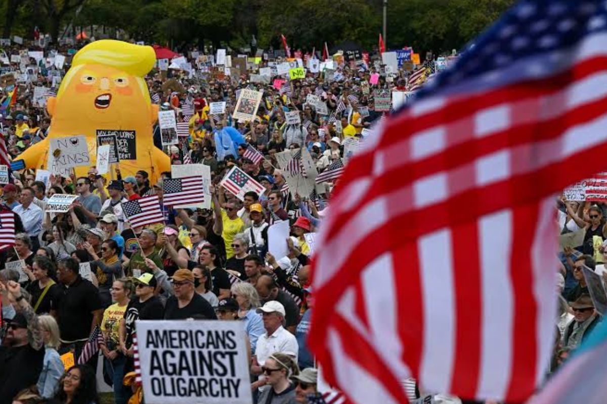 அமெரிக்காவில் ட்ரம்ப்புக்கு எதிராக பாரிய ஆர்ப்பாட்டம் ; 70 இலட்சம் மக்கள் பங்கேற்பு | Massive Protest Against Trump In The United States