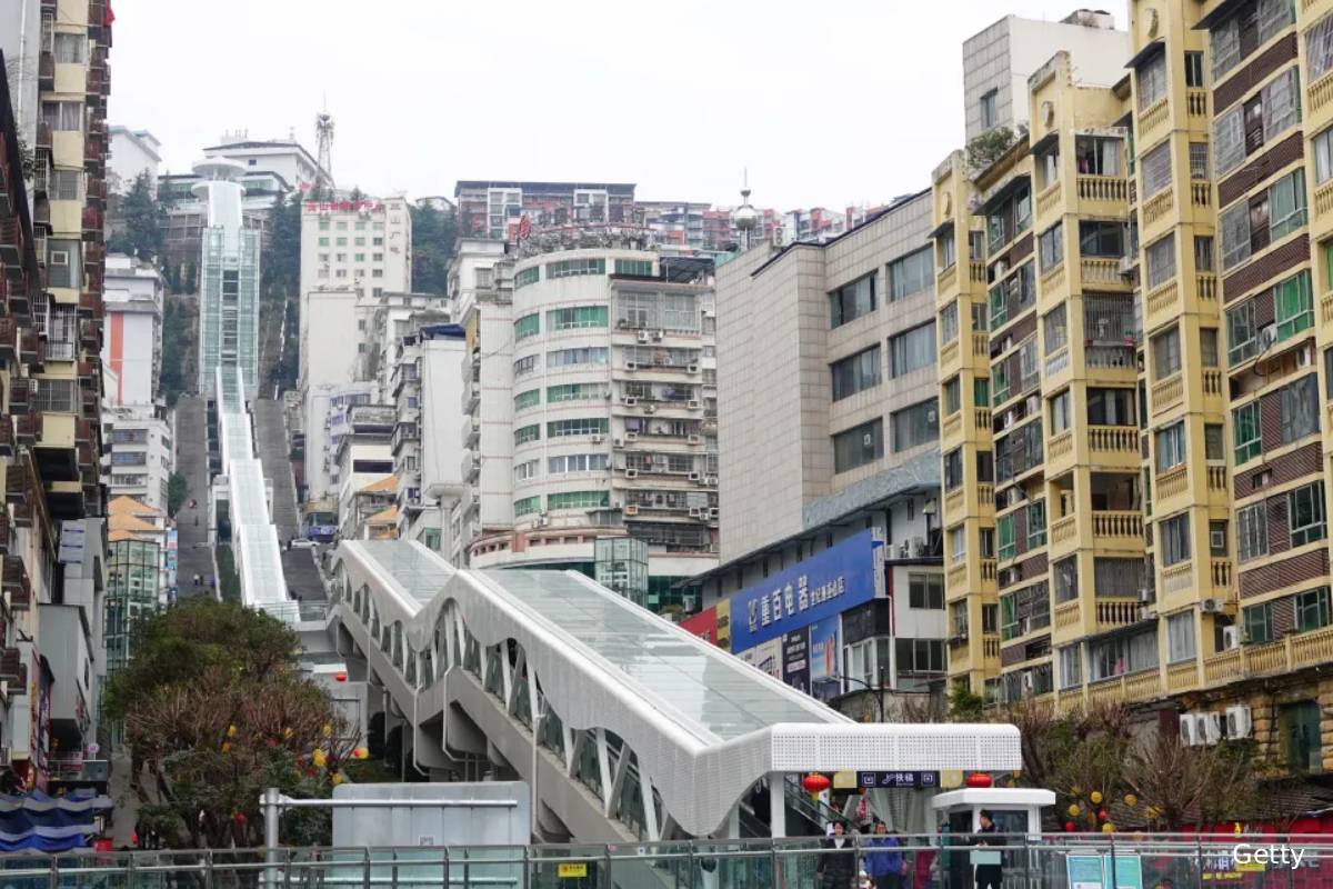 உலகிலேயே நீளமான எஸ்கலேட்டர்: எந்த நாட்டில் அமைக்கப்பட்டுள்ளது தெரியுமா? | China Buils World Longest Escalator For 3000 Feet