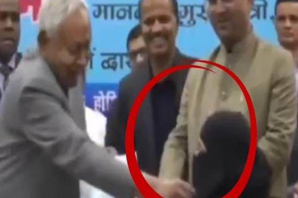 இஸ்லாமிய பெண்ணின் ஹிஜாப்பை பிடித்து இழுத்த பீகார் முதல்வர்: வெளியான வீடியோ | Cm Nitish Kumar Removing Muslim Doctors Hijab இஸ்லாமிய பெண்ணின் ஹிஜாப்பை பிடித்து இழுத்த பீகார் முதல்வர்: வெளியான வீடியோ | Cm Nitish Kumar Removing Muslim Doctors Hijab