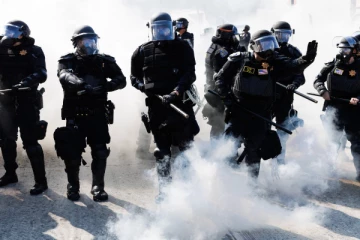 லாஸ் ஏஞ்சல்ஸில் கலவரம்: குவிக்கப்பட்ட 700 அமெரிக்க கடற்படை வீரர்கள்! பதட்டங்கள் அதிகரிப்பு