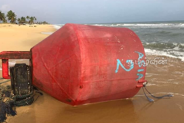 யாழ். உடுத்துறையில் கரையொதுங்கியுள்ள மர்ம பொருள் (Photo) | Mysterious Object Washed Ashore Uduthurai Jaffna