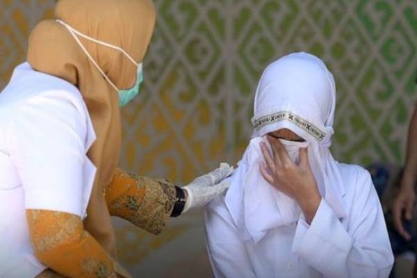 இந்தோனேஷியாவில் பொதுமக்கள் முன் 140 பிரம்படிகள் பெற்ற தம்பதி | Couple Publicly Caned 140 Times In Indonesia