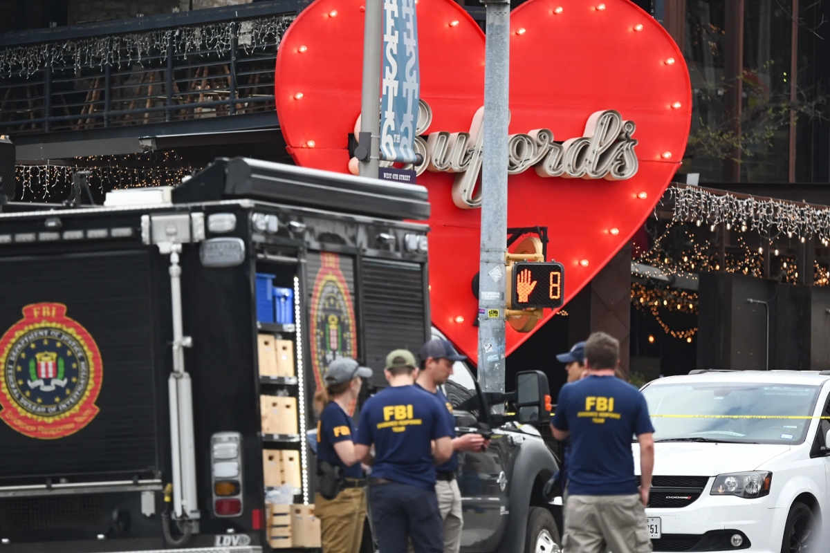 டெக்சாஸ் மதுபான விடுதிக்கு வெளியே துப்பாகிச்சூடு; இருவர் பலி 14 பேர் காயம் | Shooting Outside Texas Bar Two Dead 14 Injured