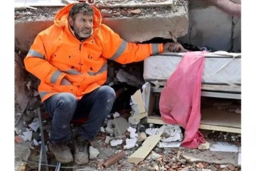 அப்பா என்னை விட்டு போகாதீங்க…கைபிடித்துக் கொண்டு உயிரிழந்த சிறுமி - கலங்க வைக்கும் புகைப்படம்