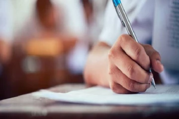 பஞ்சர் பழுதுபார்க்கும் பணியாளரின் மகன் ஐஏஎஸ் அதிகாரியாகி சாதனை