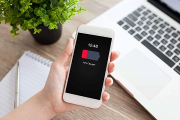 ஸ்மார்ட்போன் பேட்டரியை பாதுகாப்பது எப்படி? தண்ணீரில் விழுந்த போனை அரிசியில் வைக்கலாமா?