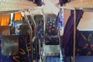 பேருந்து படுக்கையில் பிறந்த குழந்தை - ஜன்னல் வழியாக தூக்கி எறிந்த இளம் ஜோடி!