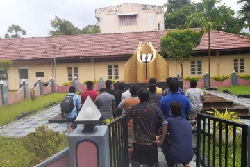 தடைகளைத் தகர்த்தெறிந்து யாழ் பல்கலை மாணவர்கள் அஞ்சலி!